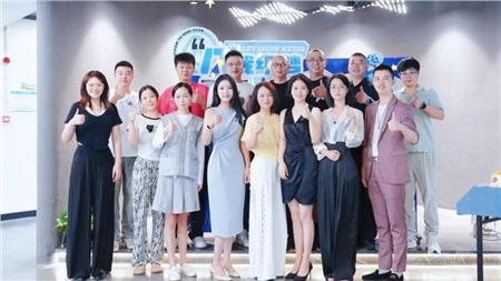 慶典啟航，共繪傳媒新篇章 —— 攜手并進，我們的八載輝煌慶典！